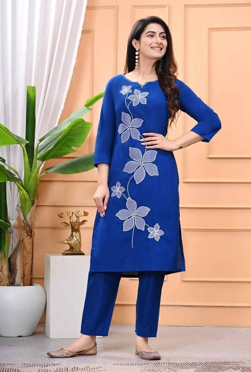 Embroidered two-piece ethnic wear set - Image 5
